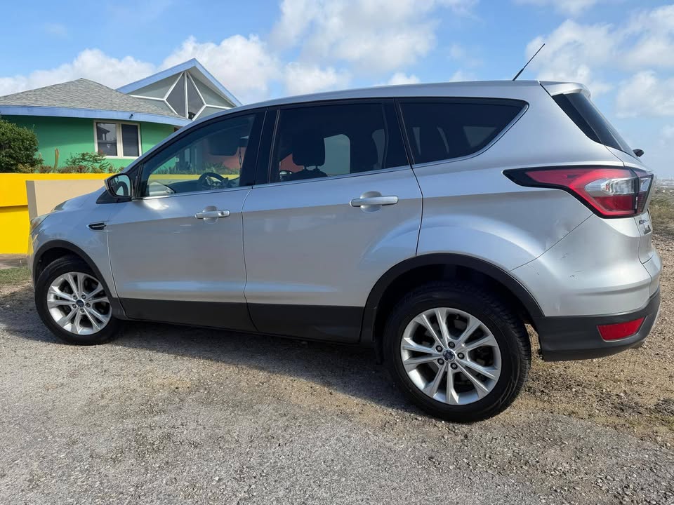 Ford Escape 2017 na benta den hopi bon kondishon!