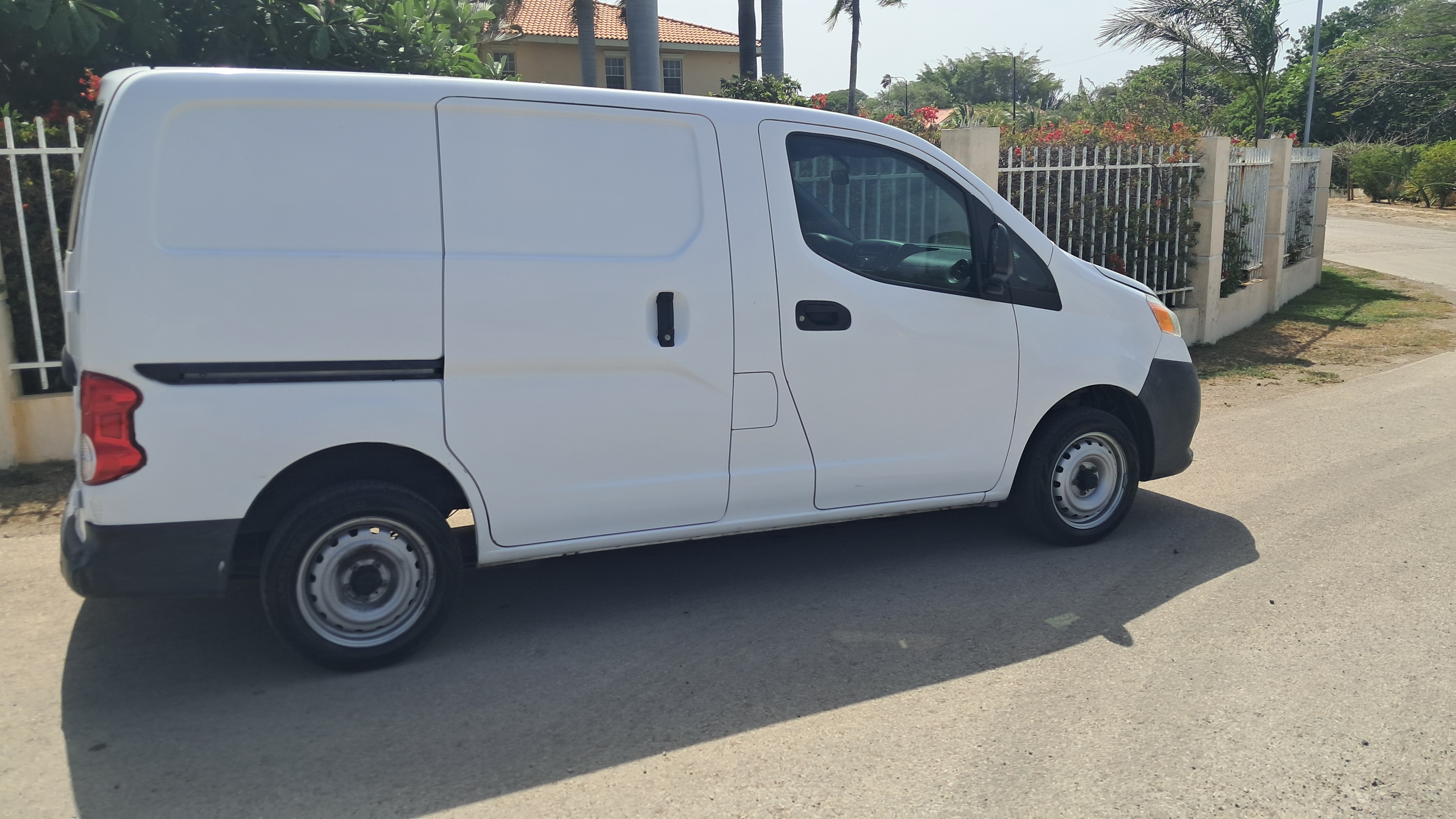 Nissan nv 200